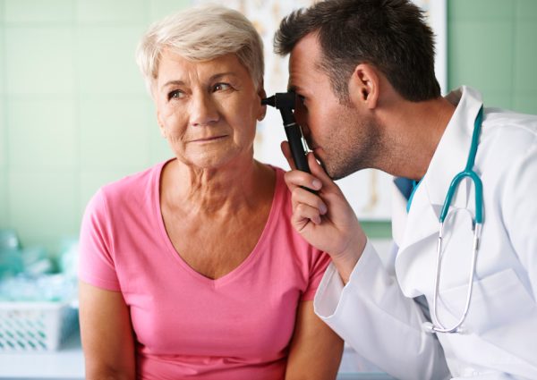 doctor-examinando-oreja-mujer-mayor